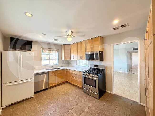 Building Photo - 2127 W San Miguel Ave