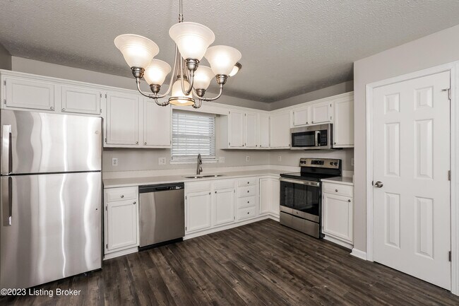 Building Photo - 523 River Oaks Dr