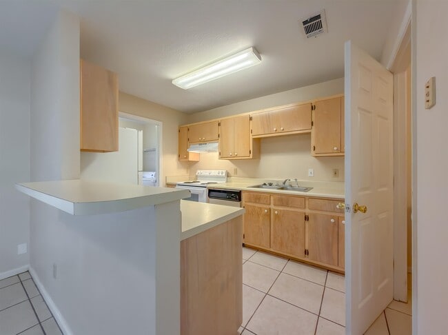 Building Photo - 696 Timberwood Cir E