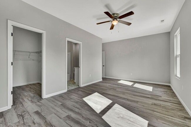 Building Photo - Stunning 4 Bedroom Home in Laurens