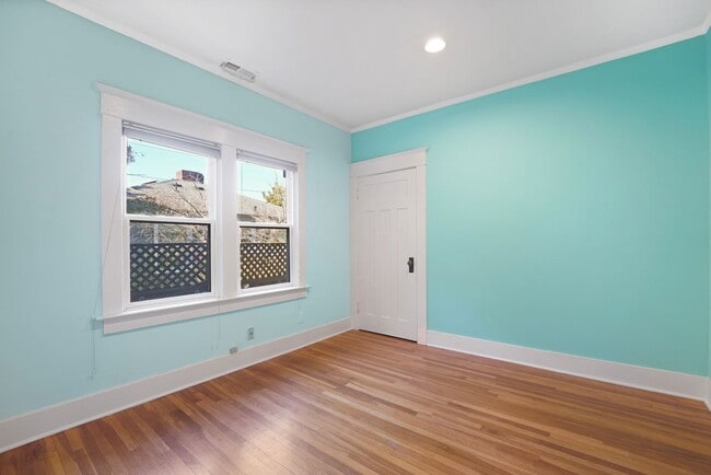 Building Photo - Vibrant Seattle Home
