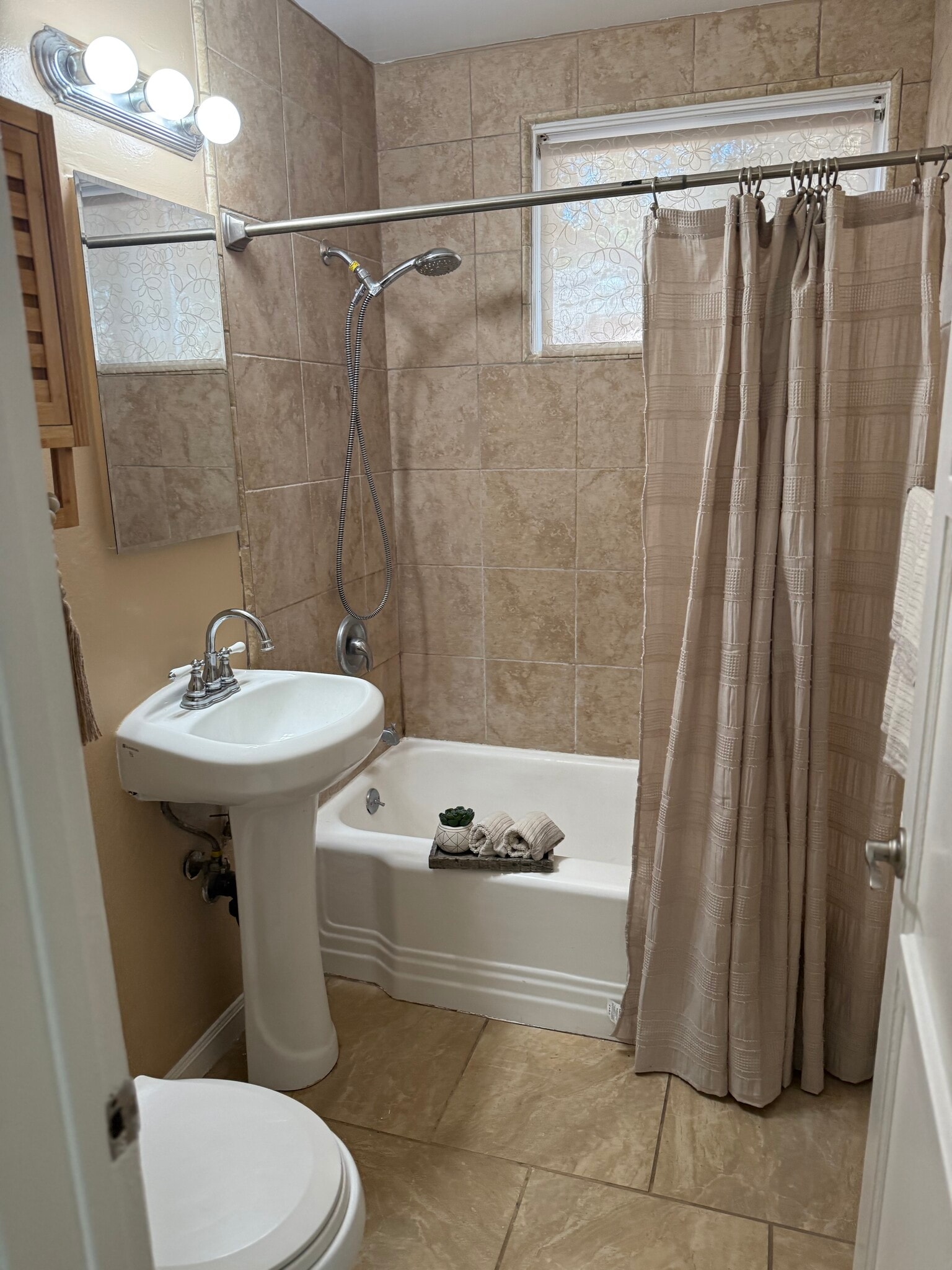 Building Photo - 607 N Rosemary Ln