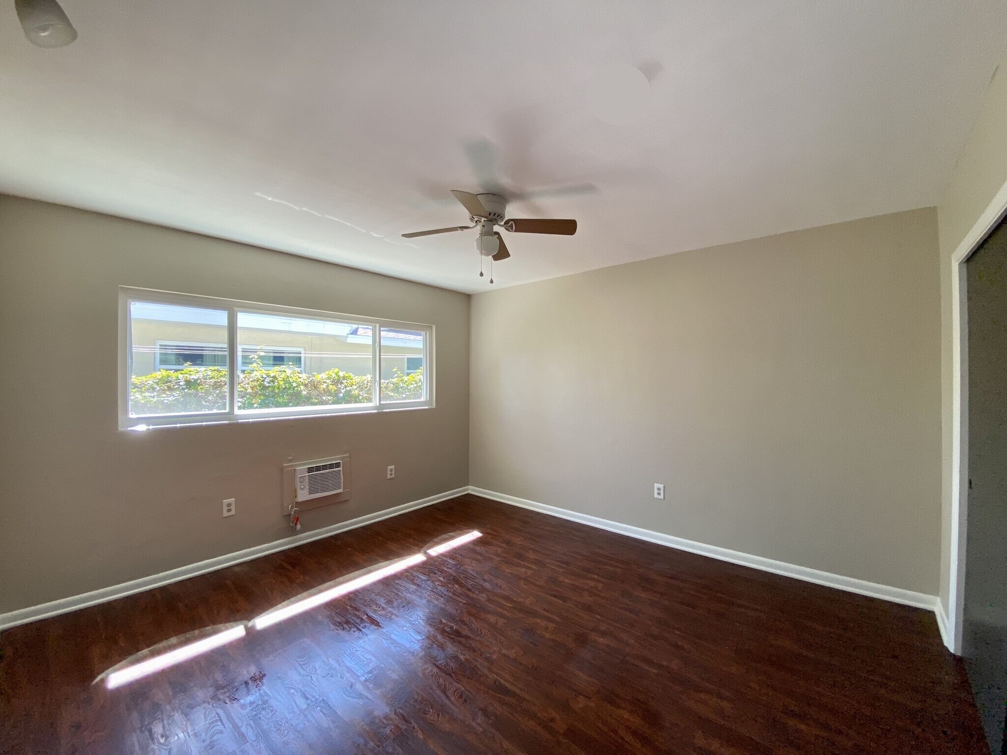 Building Photo - 1305 N Lotus Dr