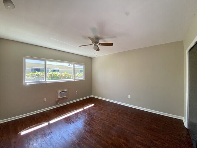 Building Photo - 1305 N Lotus Dr