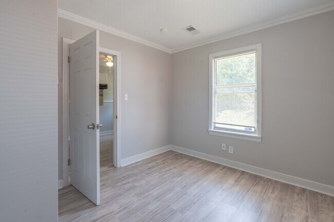 Building Photo - 1009 McEvers Rd