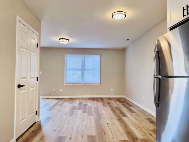 Building Photo - 40 Pine Dr