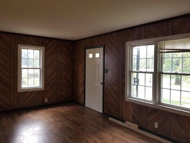 Building Photo - "Charming 2-Bedroom Gem with Cozy 744 Sq F...