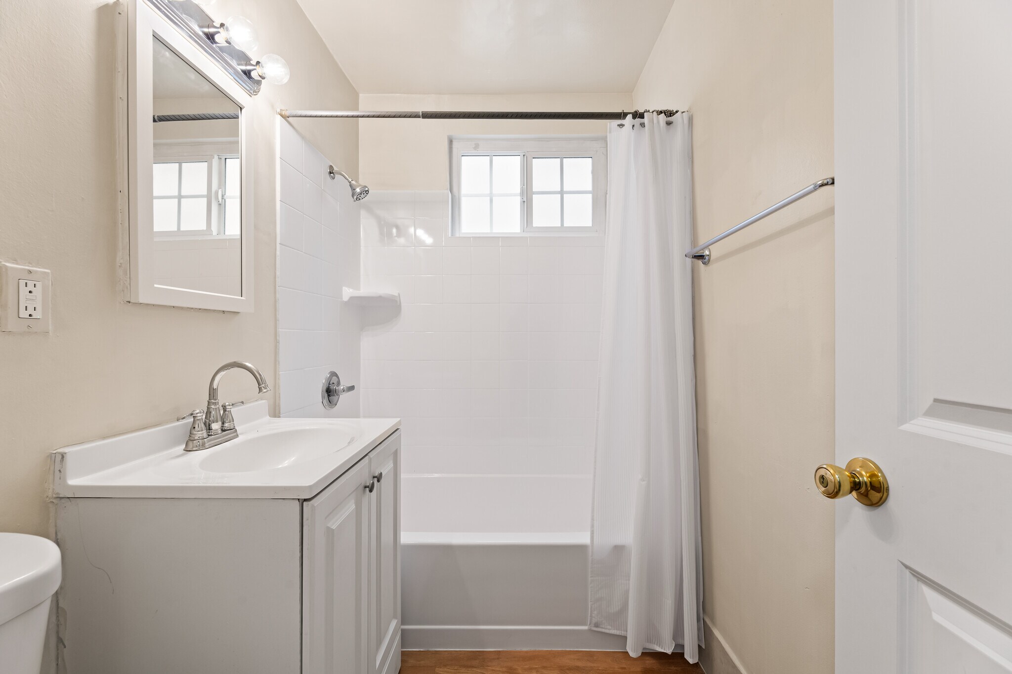 SHOWER AND BATH TUB NEWLY REGAZED - 9226 Palm St