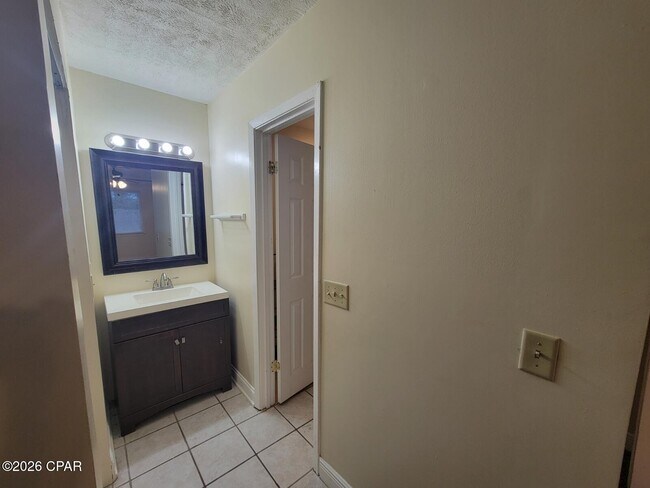 Building Photo - 866 Premier Dr