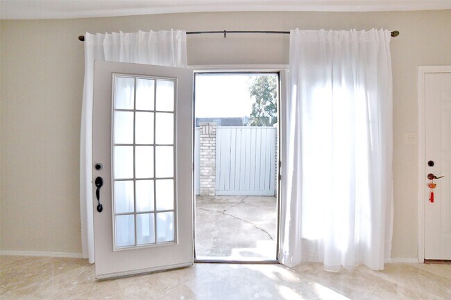 Building Photo - 532 Wilcrest Dr