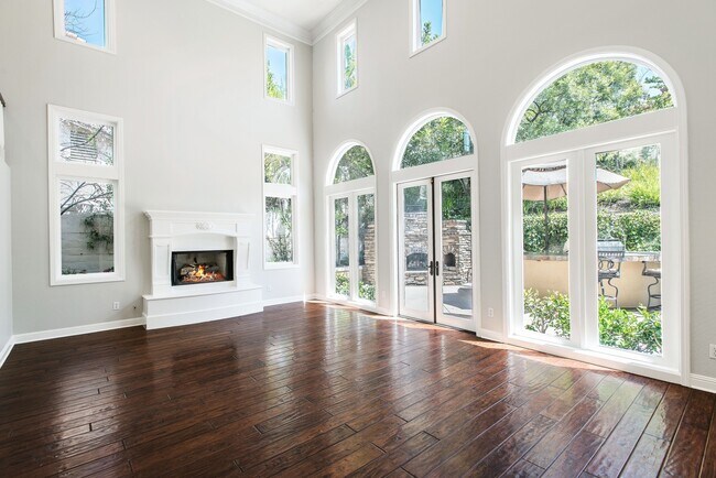 Building Photo - Beautiful 5 bedroom/ 3 Bath Miraleste home...