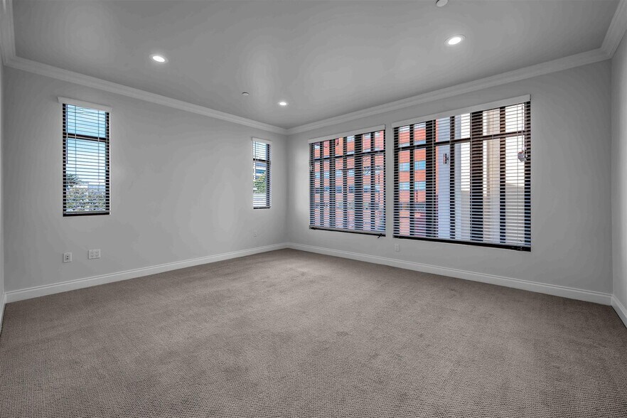 Building Photo - 11847 Gorham Ave