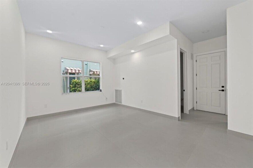 Building Photo - 3040 SW 44th Ct