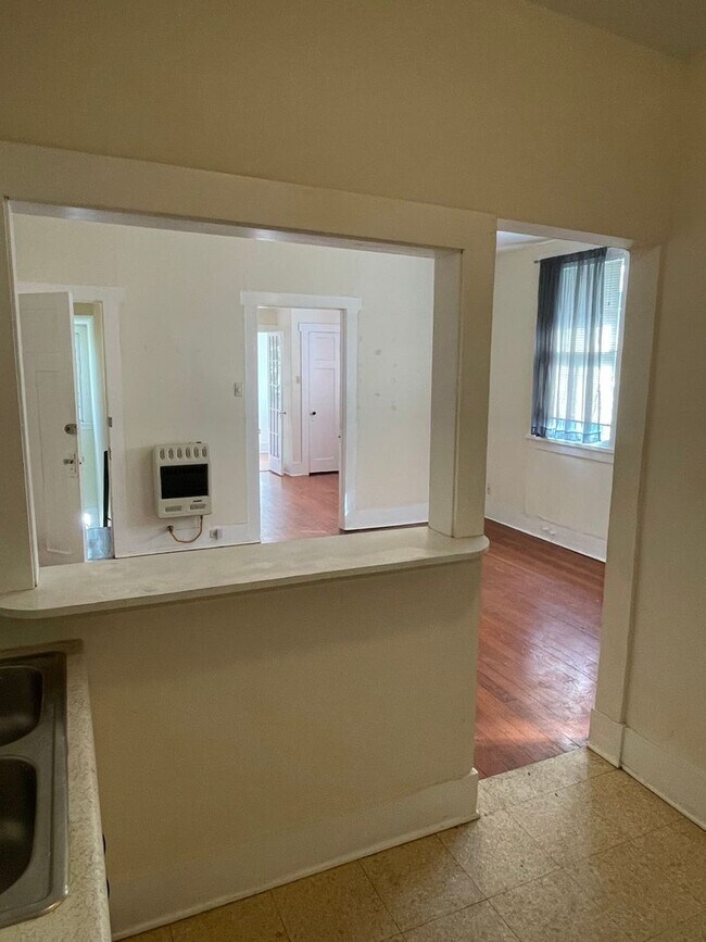 Building Photo - 1BD/1BA Uptown!