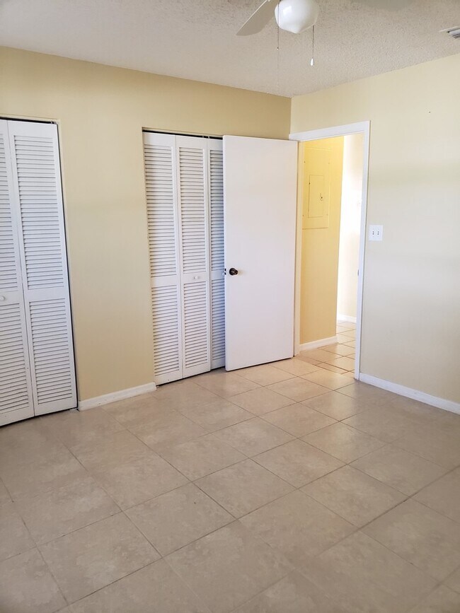 Building Photo - Available - 2 Bed/1Bath Single Family Home~Fenced Yard