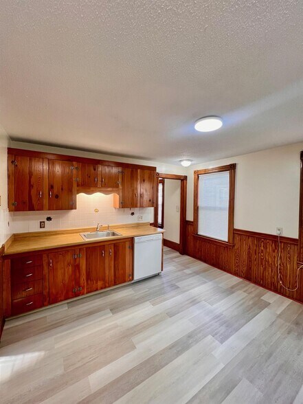 Building Photo - 22 Temple St