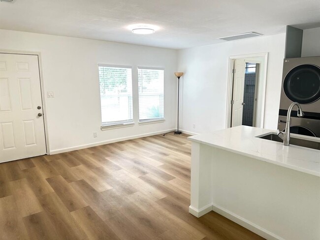 Building Photo - 2902 Spring Cir