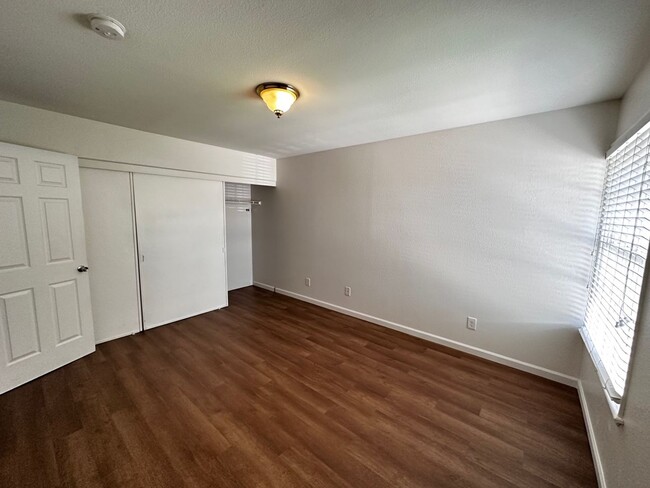 Building Photo - Great 2 Bedroom Townhouse Near UNLV!