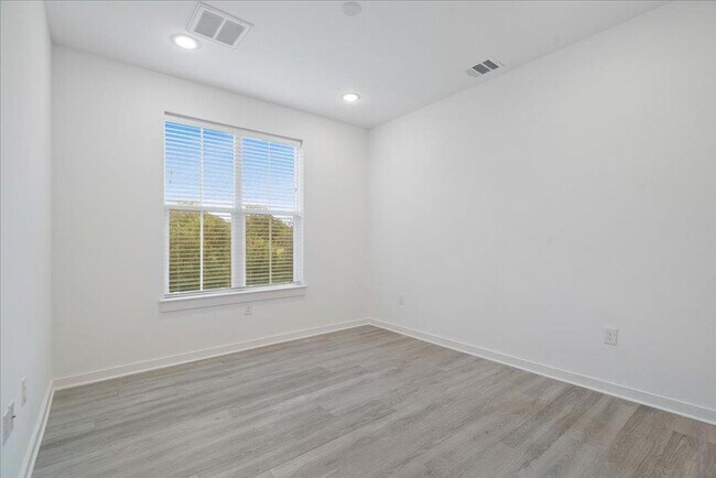 Building Photo - 2624 Metcalfe Rd