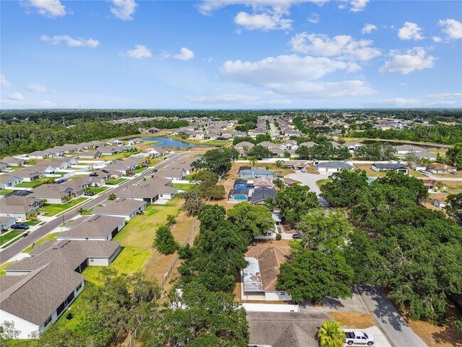 Building Photo - 1102 Shadowbrook Dr N