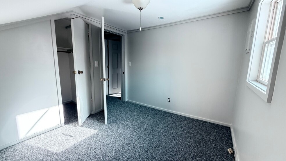 Building Photo - 33 Spring St