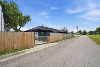 Building Photo - 603 Edgewood St