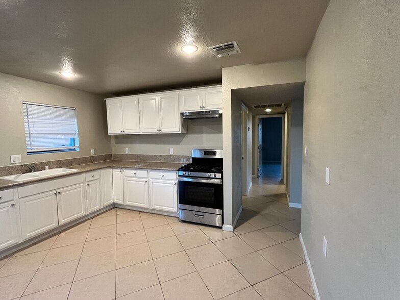 Building Photo - 8512 Tamarack Ave