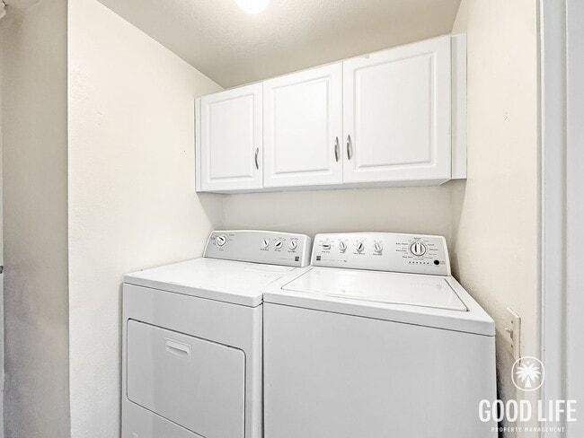 Building Photo - Beautiful 2B 2.5BA Townhouse in El Cajon!