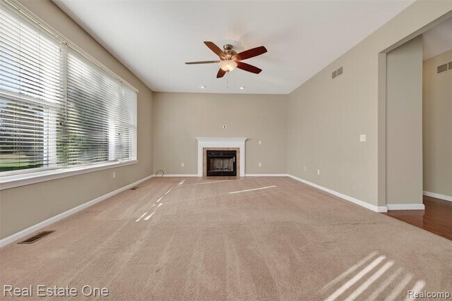 Building Photo - 699 Bay Pointe Dr