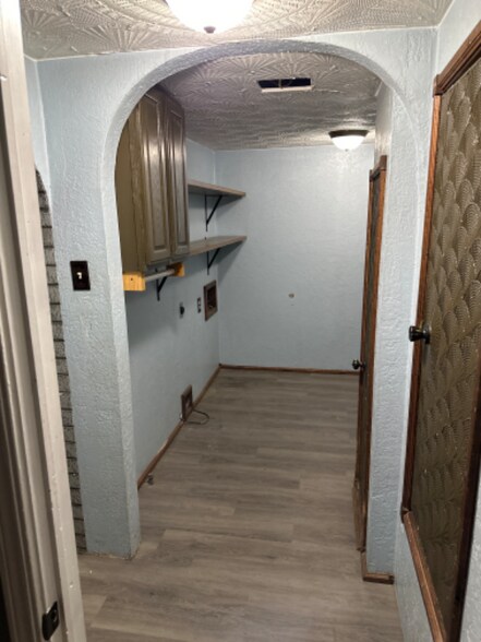 Building Photo - 409 W Seneca Ave