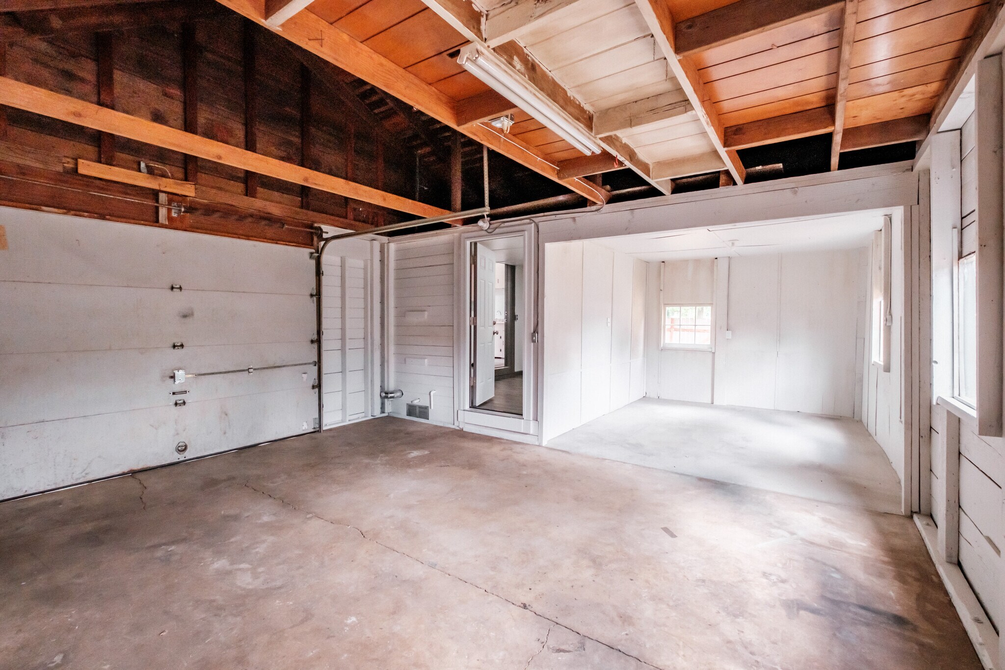 Building Photo - 147 NE Elm St