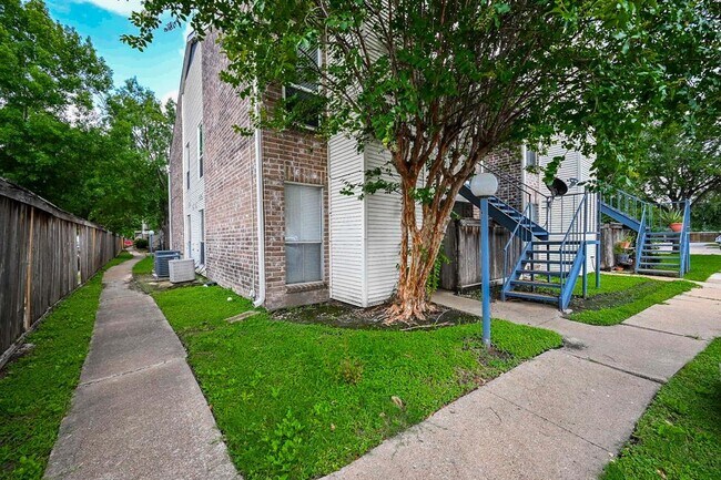 Building Photo - 3900 Woodchase Dr