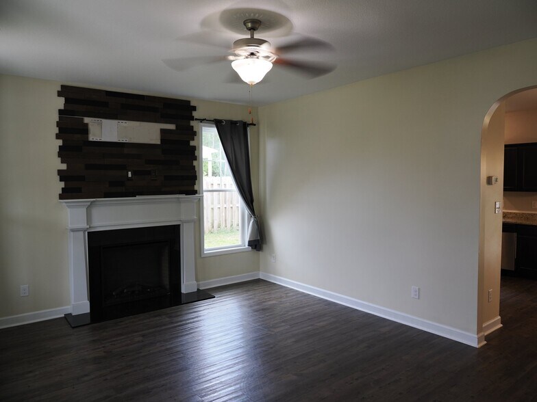 Building Photo - 611 Winfall Dr