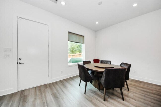 Building Photo - 9654 Habitat St