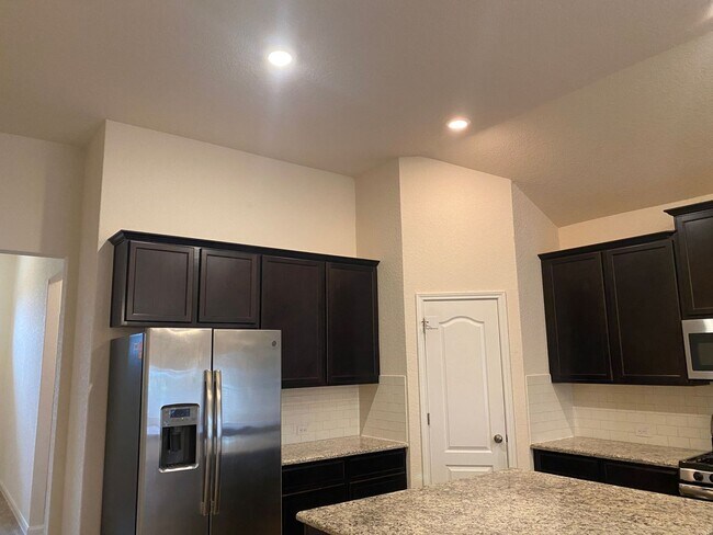 Building Photo - 4 Bedroom 3 Bathroom located in Remuda Ran...