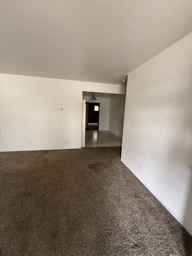 Building Photo - 1612 Hendola Dr NE