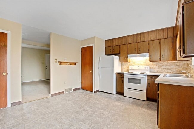 Building Photo - Coming Soon - 2 Bedrooms 1 bath - Dallasto...