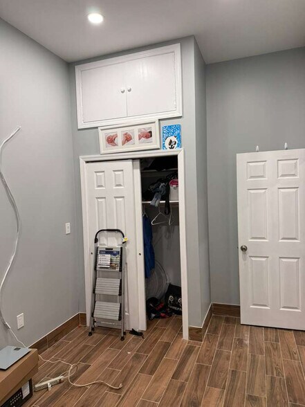 Building Photo - 100 E Valley Stream Blvd