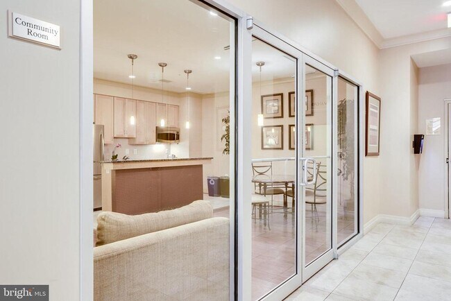 Building Photo - 2220 Fairfax Dr