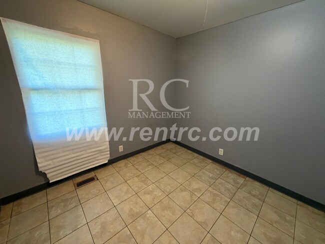 Building Photo - 907 Moore-