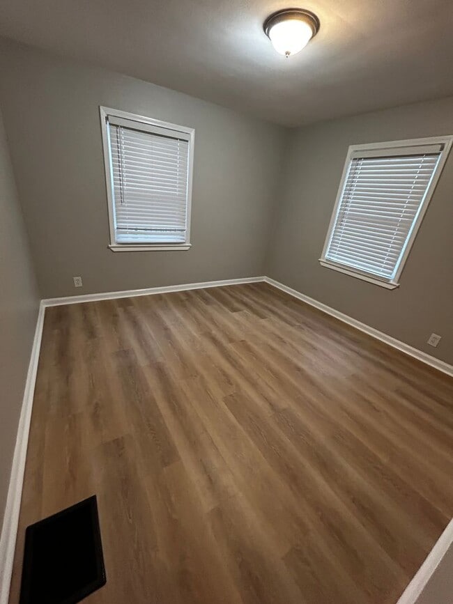 Building Photo - CUTE 2 BEDROOM HOUSE WITH LARGE BACKYARD IN HAMILTON! QUIET STREET