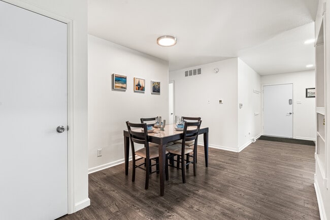 Building Photo - 571 S Taft St