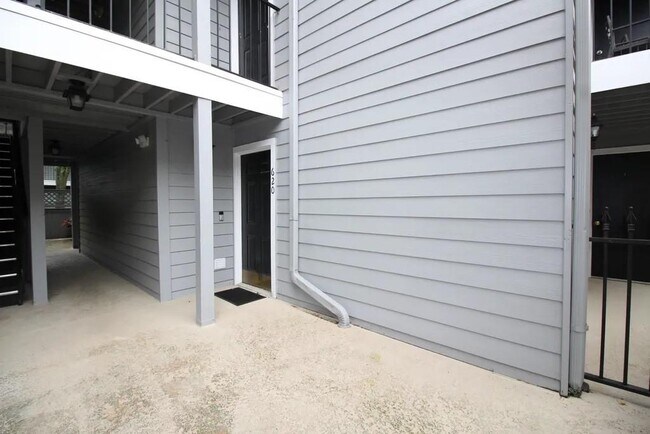 Building Photo - 620 Granville Ct