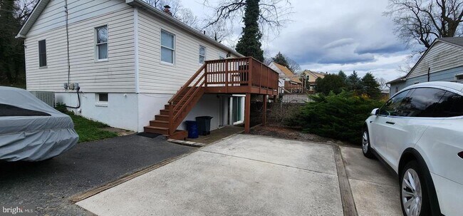 Building Photo - 300 Maiden Choice Ln