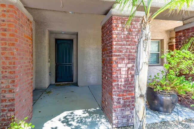 Building Photo - Fabulous Single Story 3 Bedroom Home Conve...