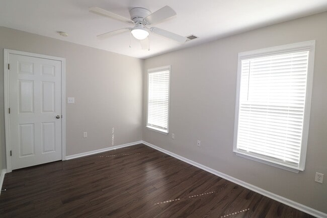 Building Photo - Super Cute 2 bedroom 2 bath townhome In Ro...