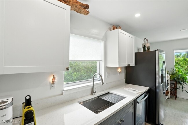 Building Photo - 578 14th St N