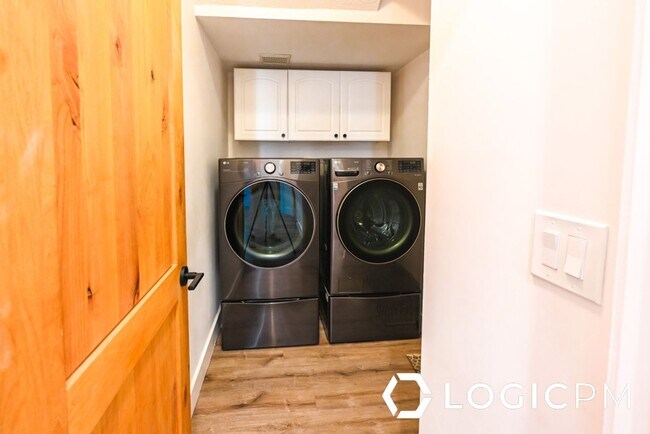 Building Photo - 1034 Lincoln Ln