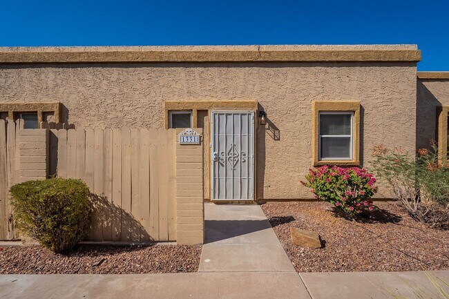 Building Photo - Updated townhome near Central Phx/Biltmore!