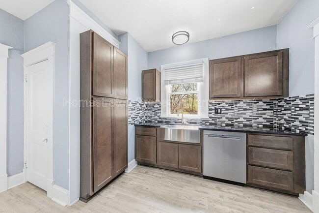 Building Photo - 704 W Johnson St